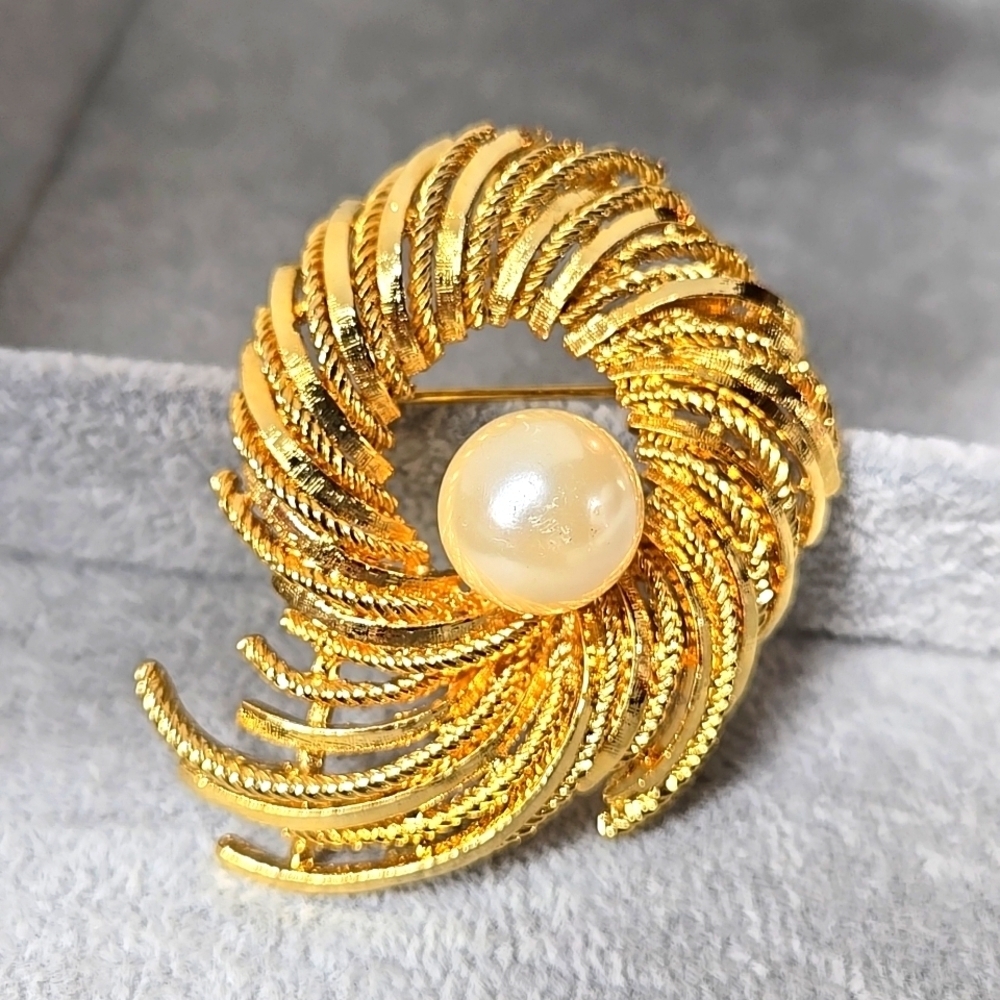 Elegant Gold Swirl Brooch with Pearl Accent